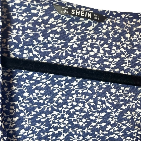 🌸 5/$10 SHEIN Navy Blue Floral Print Tie Crop Top Small - Picture 5 of 6